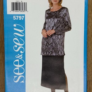 以下が含まれることがあります： 長袖のトップスとスカートの縫製パターン。トップスはヘビ柄、スカートは黒。パターンはサイズB/12-14-16用。パターンはSee & Sew製で、「YES! It's easy」と記載されています。