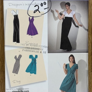 Pode incluir: Padrão de costura Simplicity com designs de vestidos de noite e de dia. O padrão mostra ilustrações de vestidos com decotes em V e silhuetas ajustadas. O pacote também inclui o texto "Designer's inspiration" e o site "simplicity.com".