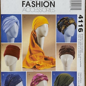 Può includere: Un cartamodello per cucire sei diverse fasce per capelli. Il cartamodello include una fascia blu, una fascia gialla, una fascia rossa, una fascia marrone, una fascia rosa e una fascia verde. Il cartamodello si chiama McCall's Fashion Accessories e il numero del cartamodello è 4116.