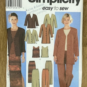 Op de afbeelding: Simplicity naaipatroon 7099 met een jas, top, rok en broek. Het patroon bevat verschillende kledingstijlen en maten. De verpakking is wit met het Simplicity-logo en de tekst "easy to sew".