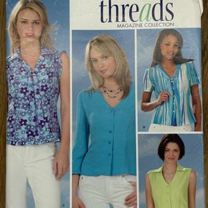 Può includere: Modello di cucito Simplicity 4586, una collezione di riviste di top da donna. Il modello include vari stili, come una camicetta senza maniche con stampa floreale, una camicetta turchese a maniche lunghe e un top a righe a maniche corte.