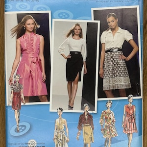 Può includere: Modello di cucito Simplicity 2724 con disegni di Project Runway. Il modello include modelli di abiti e gonne, con taglie D5 4,6,8,10,12. La copertina mostra immagini dei capi finiti, con il logo Project Runway.