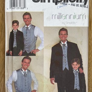 Könnte beinhalten: Ein Simplicity Millennium Schnittmuster für eine Weste und eine Jacke. Das Schnittmuster zeigt vier Personen, die die Kleidungsstücke tragen: zwei Erwachsene und zwei Kinder. Die Schnittmuster-Nummer ist 8808.