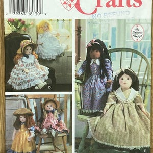 Op de afbeelding: Simplicity Crafts patroon met poppenontwerpen. De omslag toont poppen in verschillende jurken en hoeden. Het patroon bevat de tekst "ONE SIZE" en "NO REFUND".