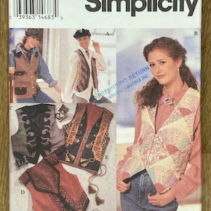 Puede incluir: Patrón de costura Simplicity 8698 con chalecos. La imagen muestra varios diseños de chalecos con diferentes estilos y detalles. Las tallas son AA (6,8,10,12), equivalente a EUR (34-40). El patrón es de Shirley Botsford Designs.