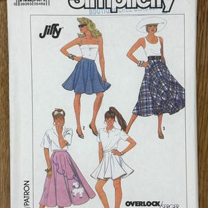 Puede incluir: Patrón de costura Simplicity 8629 con cuatro diseños de faldas, incluyendo una falda caniche y una falda plisada. La talla del patrón es H (6+8+10) y EUR H (34+36+38). Incluye instrucciones para máquinas Overlock/Serger.
