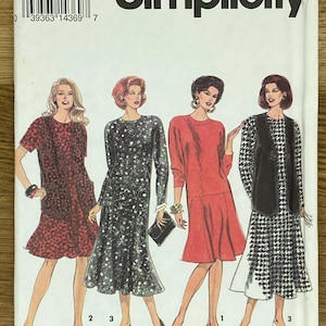 Può includere: Modello di cucito Simplicity numero 8543 per le taglie 18W-24W. Il modello include quattro diversi design di abiti. Gli abiti sono mostrati su quattro modelli. Il modello è per abbigliamento femminile.