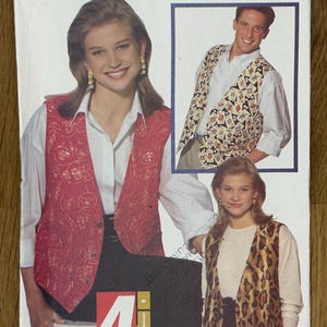Könnte beinhalten: Butterick Schnittmuster 6497, mit Westen. Das Cover zeigt drei verschiedene Westendesigns: ein rotes Blumenmuster, ein Spielkartenmuster und ein Leopardenmuster. Das Muster enthält den Text "FAST & EASY" und "4 PIECES."