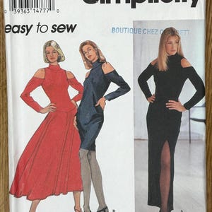 Puede incluir: Patrón de costura Simplicity 3725. El paquete presenta ilustraciones de tres vestidos con diseños de hombros descubiertos. Los vestidos son de color rojo, azul marino y negro. El texto "easy to sew" es visible.