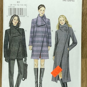 Puede incluir: Patrón de costura Vogue Patterns para abrigos de mujer. El patrón presenta tres diseños de abrigos con diferentes estilos y largos. El patrón incluye tallas 8-16. La portada muestra ilustraciones de los abrigos terminados.