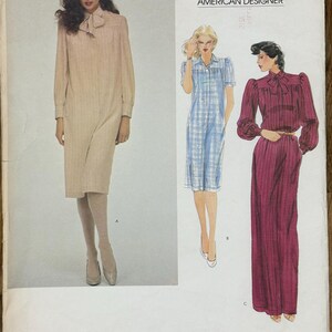 Può includere: Modello di cucito Vogue Patterns con disegni della stilista americana Adele Simpson. Il modello include illustrazioni di abiti di vari stili. La copertina presenta il logo Vogue Patterns e il nome della stilista.