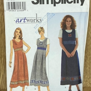 Puede incluir: Patrón de costura Simplicity 8515 con tres diseños de vestidos. El patrón incluye tallas K 8, 10, 12, con tallas europeas 34-38 y francesas 36-40. La ilustración muestra los vestidos con detalles como bordes y cinturas estampadas.