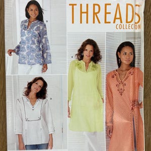 Könnte beinhalten: Simplicity Threads Collection Schnittmuster mit verschiedenen Tunikadesigns. Das Schnittmuster enthält mehrere Ansichten von Tuniken in verschiedenen Farben und Stilen, mit langen Ärmeln und dekorativen Details. Der Text auf dem Muster lautet "Step by step to sewing success!"