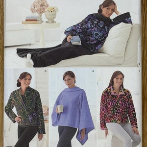 Könnte beinhalten: Simplicity Schnittmuster 2271 mit verschiedenen Oberteilen für Damen. Das Schnittmuster beinhaltet ein Oberteil mit Blumen- und Peace-Zeichen-Design, ein Wickeloberteil, einen Poncho und eine Jacke mit Leopardenmuster. Das Schnittmuster ist Größe A, alle Größen.