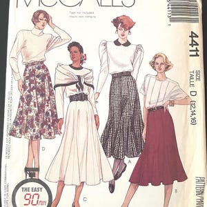 Peut inclure: Patron de couture McCall's avec des illustrations de jupes et de hauts pour femmes. Le patron propose différents styles, avec le texte "The Easy 90 min Pattern" et des informations de taille.