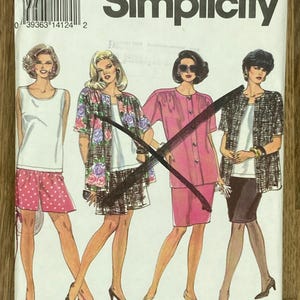 Puede incluir: Patrón de costura Simplicity 8447. La imagen presenta ilustraciones de cuatro conjuntos diferentes, incluyendo un top blanco con shorts de lunares rosas, una chaqueta floral y un vestido rosa. La talla del patrón es FF (18W-24W).