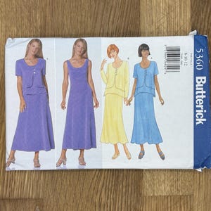 Puede incluir: Un patrón de costura para un conjunto de vestido y chaqueta. El patrón muestra cuatro versiones diferentes del atuendo: un vestido y una chaqueta morados, un vestido morado, un vestido y una chaqueta amarillos y un vestido y una chaqueta azules. El patrón es para las tallas 8-10-12 y es de la marca Butterick.
