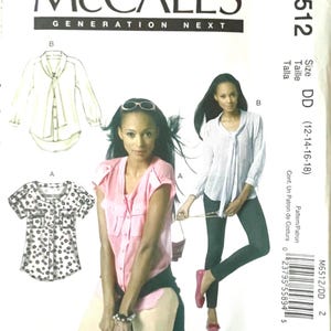 以下が含まれることがあります： McCall's Generation Nextのソーイングパターン、M6512。ブラウスのデザインが特徴です。パターンにはサイズDD（12-14-16-18）が含まれています。表紙にはピンクのブラウスと白いブラウスが描かれています。