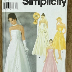 Może przedstawiać: Wzór szycia Simplicity z ilustracjami sukni ślubnych bez ramiączek i różowej sukni wieczorowej. Wzór zawiera rozmiary 6, 8, 10 i 12. Opakowanie zawiera logo Simplicity i pieczęć "Fashion Design".
