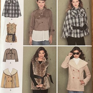 以下が含まれることがあります： 4種類のジャケットの縫製パターン。パターンには、格子柄のケープ、ファーカラーのブラウンジャケット、レオパード柄のベスト、ダブルブレストのブラウンジャケットが含まれています。パターンは、サイズUS 16、18、20、22、24用です。パターンはSimplicity製です。