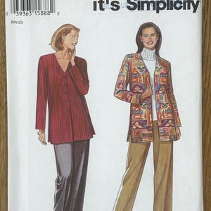 Puede incluir: Un patrón de costura con el texto "It's SO EASY it's Simplicity". El paquete presenta ilustraciones de dos mujeres con atuendos. Una mujer lleva una blusa roja y pantalones grises, la otra una chaqueta estampada y pantalones color canela.