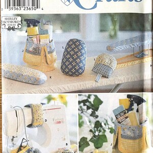 Könnte beinhalten: Simplicity Crafts Schnittmuster 9076. Das Bild zeigt verschiedene Nähzubehörteile, darunter eine Nähmaschine, Steckkissen und einen Sprühflaschenhalter. Das Zubehör weist gelbe und blaue Blumenmuster auf. Das Schnittmuster ist in Einheitsgröße.