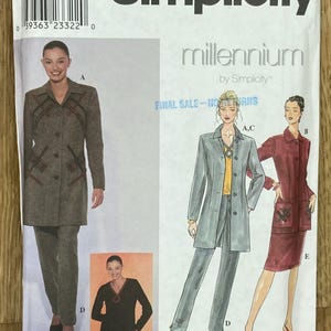Può includere: Cartamodello Simplicity con modelli di completi e cappotti da donna. Il modello include le taglie 14, 16, 18 e 20. La confezione presenta il logo Simplicity e la parola "millennium". È presente anche la scritta "FINAL SALE - NO RETURNS".