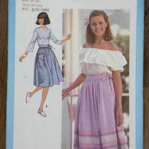 Könnte beinhalten: Vintage Simplicity Schnittmuster 8529. Das Schnittmuster zeigt Illustrationen von zwei verschiedenen Outfits: eine Rock- und Top-Kombination und ein schulterfreies Oberteil mit einem Rock. Die Größe des Musters ist Petite, Taille 58,5-61cm.