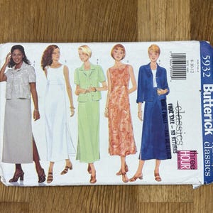 以下が含まれることがあります： 女性用衣料のデザインイラストが描かれた、Butterick classicsの裁縫パターンパッケージ。 パッケージにはサイズ8-10-12と「FINAL SALE - NO RETURNS」の文字が含まれています。 パッケージは木製の表面にあります。