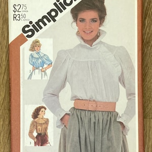 Simplicity 5575, Storlek (10), Asymmetrisk blus för fröknar, 1982 Oklippt sömnadsmönster