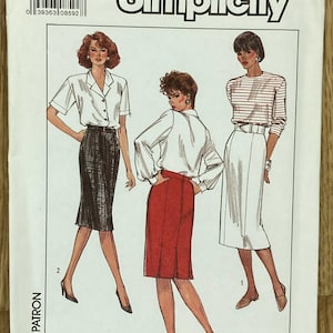 Può includere: Cartamodello Simplicity con illustrazioni di modelli di abbigliamento femminile. Il modello include una camicetta bianca, una gonna rossa, una gonna nera e una camicia a maniche lunghe a righe. Taglia 12.
