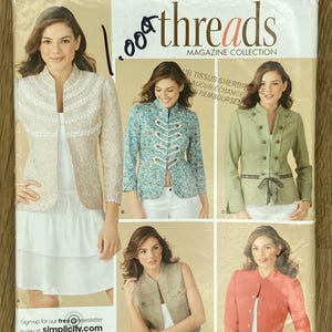 Könnte beinhalten: Simplicity Schnittmuster mit einer Threads Magazine Collection. Das Schnittmuster enthält Abbildungen verschiedener Jacken und Westen. Das Schnittmuster hat die Größe K5, mit den Größen 8, 10, 12, 14 und 16. Das Schnittmuster enthält auch den Text "Step by step to sewing success."