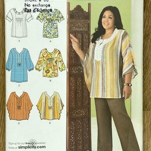 Peut inclure: Patron de couture Simplicity 2230, collection Khaliah Ali. Le patron propose plusieurs modèles de chemisiers, dont un haut rayé et une femme portant un chemisier similaire avec un pantalon marron. Le patron comprend les tailles 36-44.
