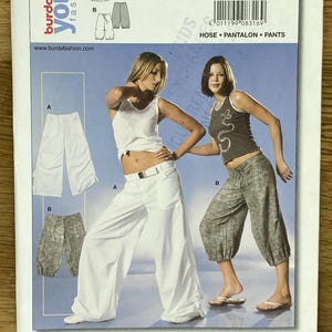 Könnte beinhalten: Ein Schnittmuster für Damenhosen mit zwei verschiedenen Stilen. Das Muster enthält Illustrationen der Hosen, Größenangaben und das Burda Young Fashion-Logo. Der Text auf dem Muster lautet "HOSE • PANTALON • PANTS".