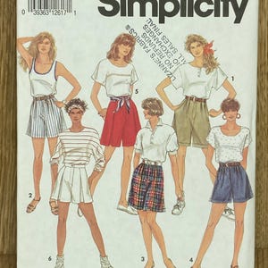 Op de afbeelding: Simplicity naaipatroon 7845 met verschillende shorts en top ontwerpen. Maten NN (10-16) en EUR NN (38-44) zijn inbegrepen. De omslag toont illustraties van de afgewerkte kledingstukken.