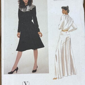 Può includere: Modello di cucito Vogue Patterns Designer Original con un design Valentino. Il modello include illustrazioni di un abito nero con colletto in pizzo e un tailleur gonna bianco. Il numero del modello è 2812.