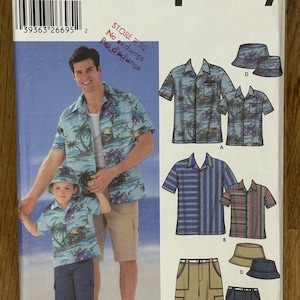 Puede incluir: Patrón de costura Simplicity número 5581 para hacer camisas y pantalones cortos. El patrón incluye instrucciones para hacer una camisa de manga corta con cuello abotonado, un pantalón corto cargo y un sombrero. El patrón está disponible en las tallas S-L/S-XL.