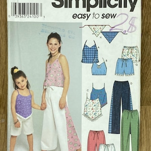 Può includere: Modello di cucito Simplicity 9290 per abbigliamento da ragazza. Il modello include top, pantaloncini e pantaloni. La copertina presenta illustrazioni dei capi finiti e il testo "easy to sew". La taglia è HH 3,4,5,6.