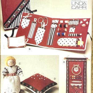 Puede incluir: Un letrero de madera rústico blanco con la palabra "Welcome" escrita a mano. El letrero tiene un aspecto envejecido y un elemento floral decorativo. El fondo es una textura de madera borrosa.