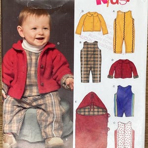 Peut inclure: Un patron de couture pour vêtements d'enfants, comprenant une veste à capuche rouge, une combinaison en tissu écossais, une veste jaune avec un col blanc, une combinaison jaune avec des bordures noires, une combinaison bleue avec des bordures jaunes et une combinaison rouge à pois blancs. Le patron est intitulé "New Look Easy Kids!" et porte le numéro "6445".