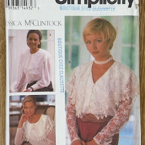 Könnte beinhalten: Simplicity Schnittmuster mit Designs von Jessica McClintock. Das Schnittmuster zeigt Blusen mit Spitzen- und Rüschendetails. Die Schnittmusternummer ist 8811, mit den Größen 12, 14 und 16 sowie den Größen R. 40, 42 und 44.