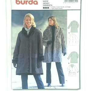 Può includere: Un modello di cucito Burda per una giacca, modello 2611. La confezione presenta immagini del capo finito indossato da due modelle. Il testo include informazioni sulle taglie in taglie europee. Il modello include cuciture e orli.