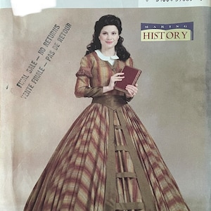 Könnte beinhalten: Butterick Schnittmuster B4540 für ein historisches Kleid. Das Bild zeigt eine Frau in einem karierten Kleid in Braun- und Rottönen. Das Schnittmuster enthält den Text "Making History".