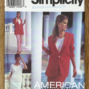 Peut inclure: Patron de couture Simplicity avec une femme en blazer et jupe rouges. Le patron comprend le texte "AMERICAN Classics" et "BOUTIQUE CHEZ CLAUDETTE". La taille est P (12-16) et EUR (40-44).