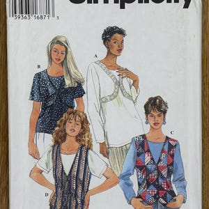 Puede incluir: Un patrón de costura para blusas y chalecos de mujer. El patrón incluye cuatro estilos diferentes: una blusa blanca con una superposición de encaje, una blusa de lunares con un lazo en la cintura, un chaleco de patchwork y un chaleco a rayas. El patrón es para las tallas 18, 20 y 22. El número del patrón es 9663.