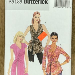 以下が含まれることがあります： Butterickの縫製パターン、B5185。ラップトップのイラストが特徴です。パターンにはサイズ16-18-20-22が含まれています。カバーには、ヒョウ柄やペイズリー柄など、3つの異なるラップトップのデザインが表示されています。