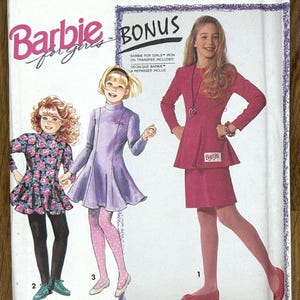 Peut inclure: Patron de couture Simplicity Barbie pour filles. L'emballage présente des illustrations de trois jeunes filles portant des robes. Le patron comprend un transfert thermocollant en prime. L'emballage est blanc avec des accents roses et violets.