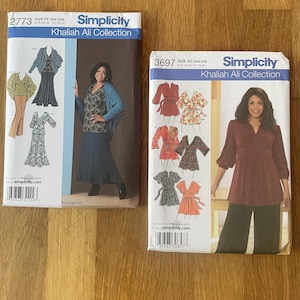Puede incluir: Dos sobres de patrones de costura Simplicity con diseños de Khaliah Ali. El patrón de la izquierda es el número 2773, talla FF 18W-24W, y presenta una blusa de manga larga y una falda. El patrón de la derecha es el número 3697, talla GG 20W-32W, y presenta una blusa de manga larga y pantalones.