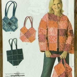 Puede incluir: Patrón de costura Simplicity con bolsos tote y una chaqueta de patchwork. El patrón incluye varios diseños de bolsos en denim y telas de patchwork. La chaqueta está hecha de cuadrados de tela naranja, rosa y roja. El patrón lleva el número 3898.