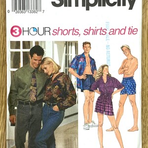 Könnte beinhalten: Simplicity Schnittmuster 8150 für Shorts, Hemden und Krawatte. Das Muster zeigt Illustrationen verschiedener Kleidungsstile, darunter ein karierter Overall, ein Blumenhemd und bedruckte Shorts. Der Text lautet "3 HOUR shorts, shirts and tie."
